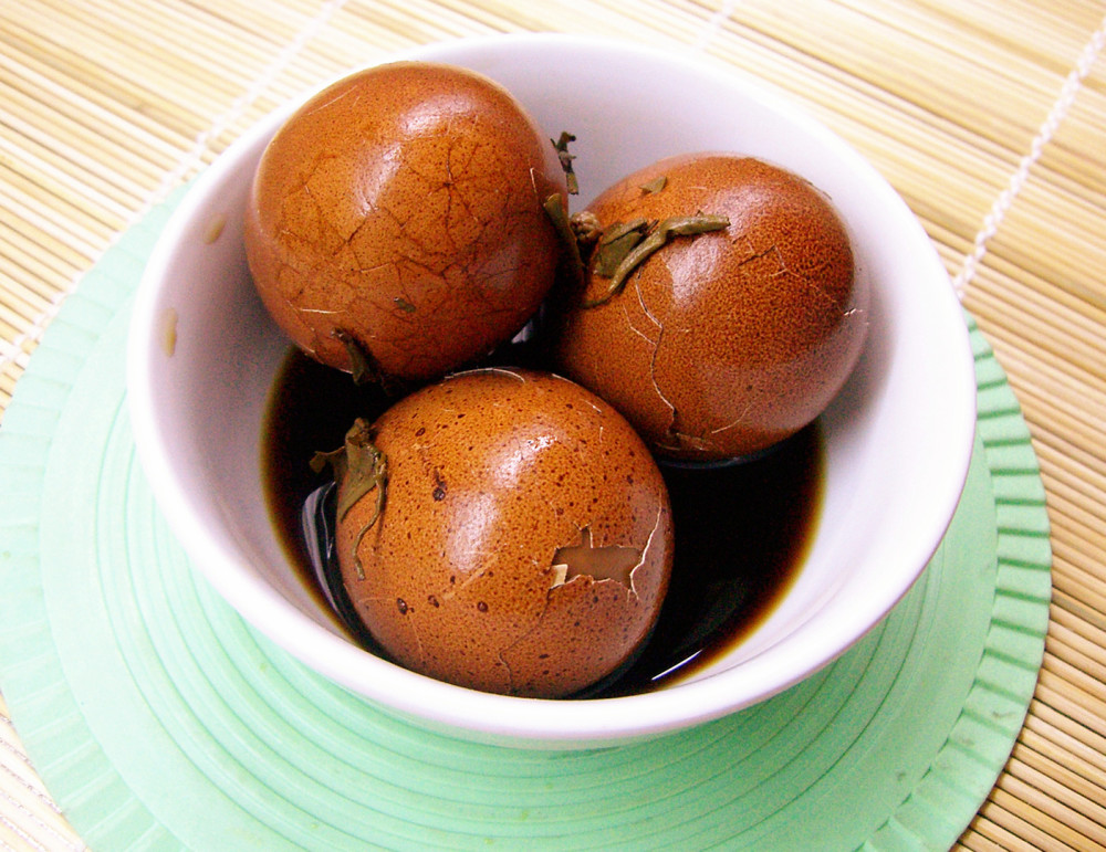 但鸡蛋含有铁元素,而茶叶含有生物碱和一些酸性物质,这些化合物和