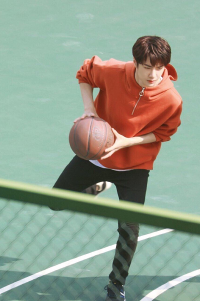 王一博到底都多"撩人"?看到他打篮球的那一刻,网友:血槽已空