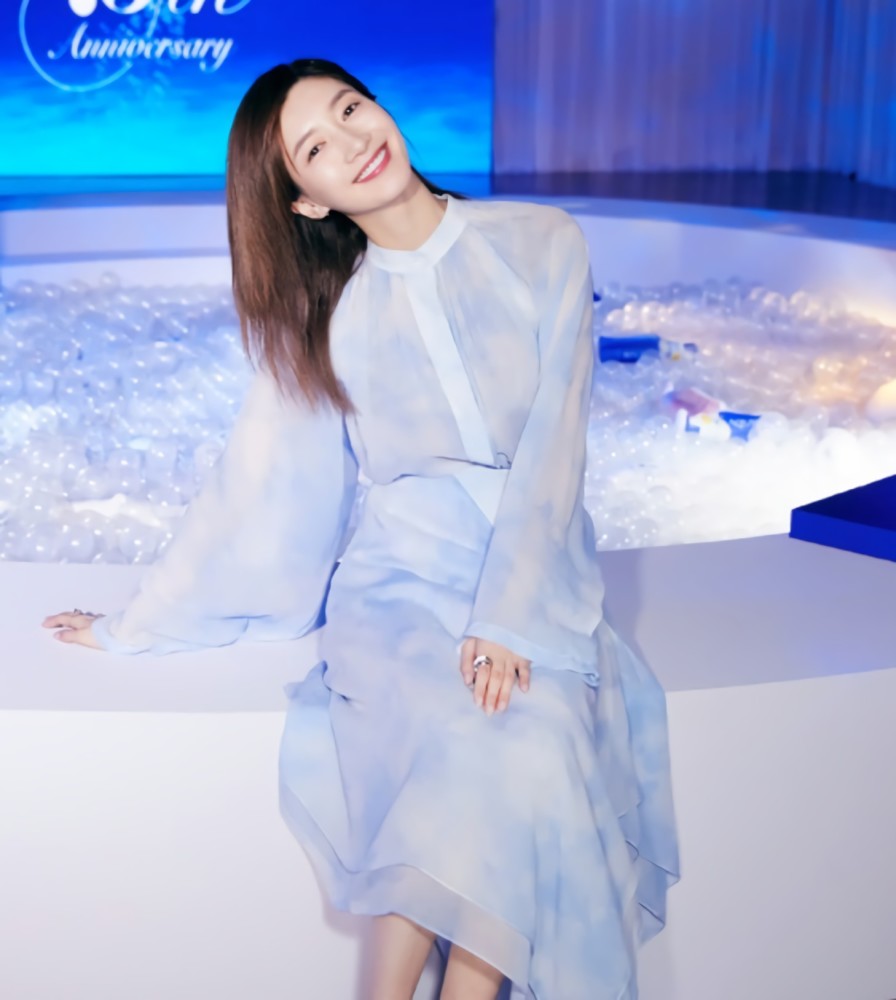 江疏影对"猪肝裙"是有多喜欢?连穿两次都不嫌腻,但确实惹人爱