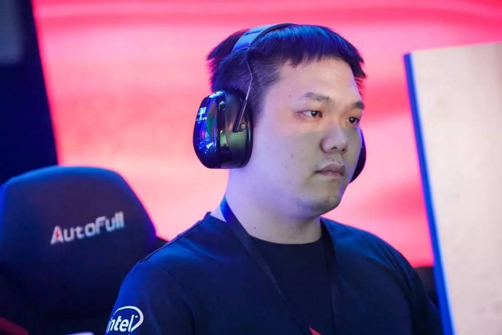 这一年对于fly而言又是幸福的,与烈哥结束爱情长跑修得正果,还迎来了