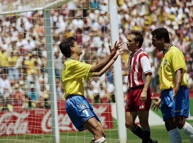 94巴西梦幻组合罗马里奥和贝贝托 场上默契搭档 场外最佳损友