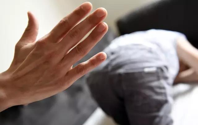 确实在现实中,男孩更容易挨打(皮糙肉厚,抗打?)