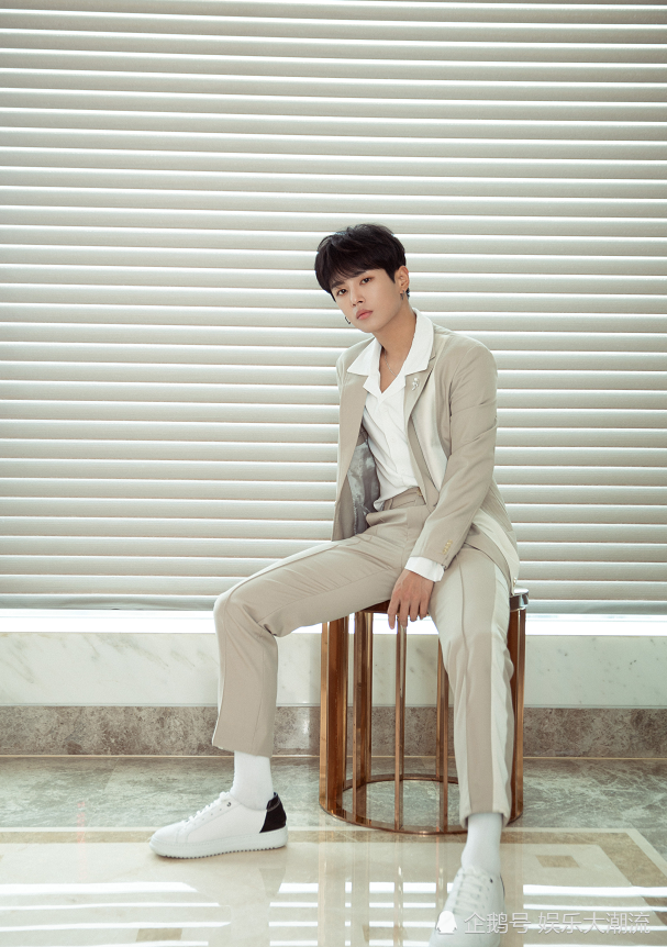 而李汶翰的身材比例也十分好,这张照片中他坐在一个圆圆的凳子上,两腿