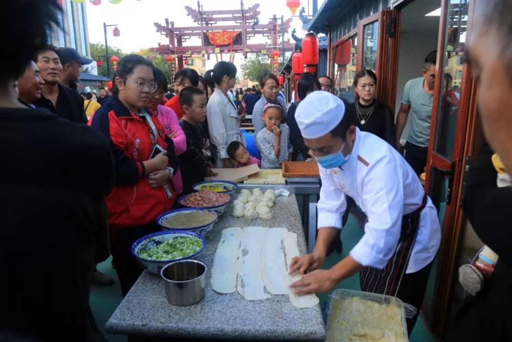 民勤"苏武沙羊美食街"开街,到处都是人,场面太火爆了!