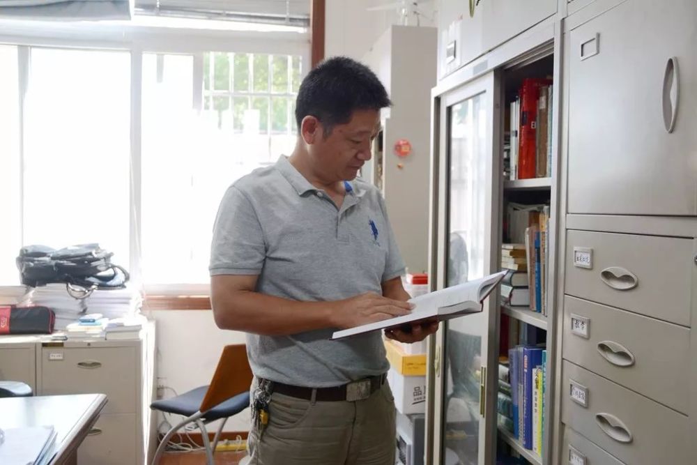 陈伟球,1969年6月生,吴江横扇人,现为浙江大学航空航天学院工程力学系