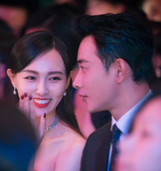 唐嫣宣布怀孕后首度晒自拍,穿着潮流少女感十足,还暗讽赵丽颖?