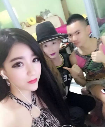 曾经穿戴小红帽,喊着100元都不给我的百元哥,如今怎样了?