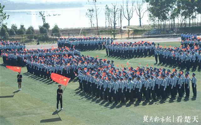 自然而燃 武汉这所高校3600余名新生花式告白祖国