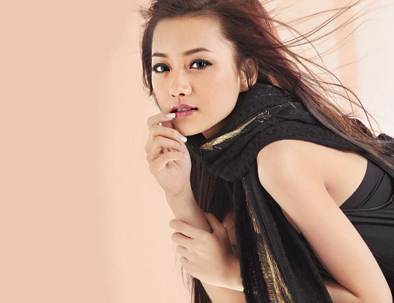 杨爱瑾8年终转正,如今儿女双全成阔太,丈夫原配瘫痪牙齿掉光