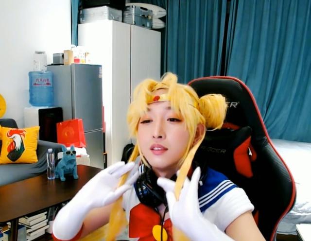 老撕鸡和板娘小薇玩捆绑网友小薇手中就只差一根皮鞭了