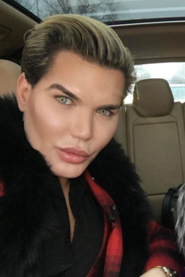 36岁巴西整容达人男芭比以女性身份直播称要改变时尚形象