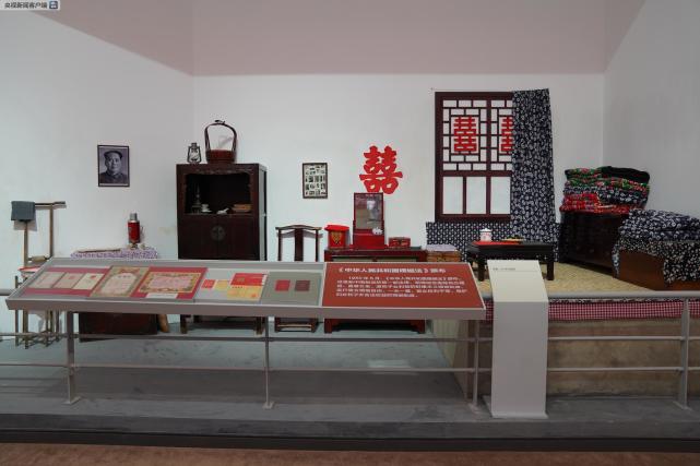 △上世紀(jì)50年代的婚房。1950年5月，新中國(guó)頒布的第一部法律是《中華人民共和國(guó)婚姻法》。