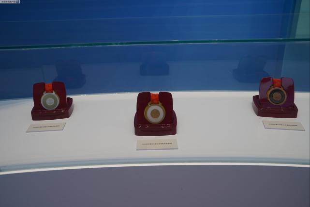 △2008年北京奧運會的金牌、銀牌、銅牌。