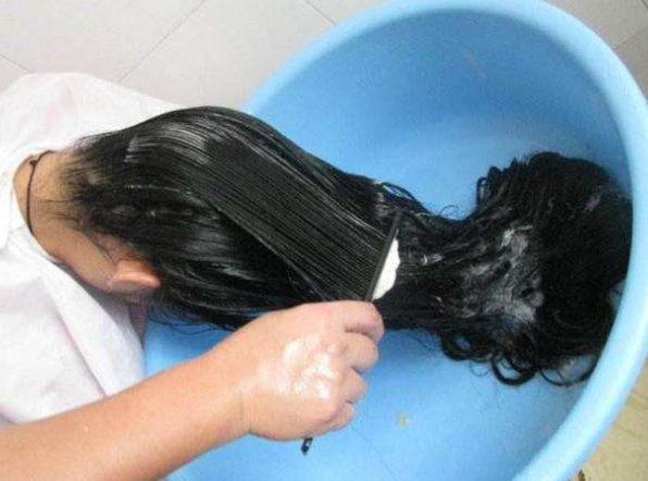 洗完头发,应该及时吹干还是自然风干?90%女生都搞错,难怪发质差还脱发