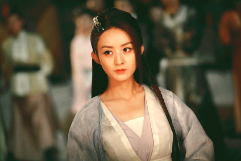 赵丽颖近照眼底青黑,厚戏服难掩滚圆小腹,32岁演少女遭抵制?