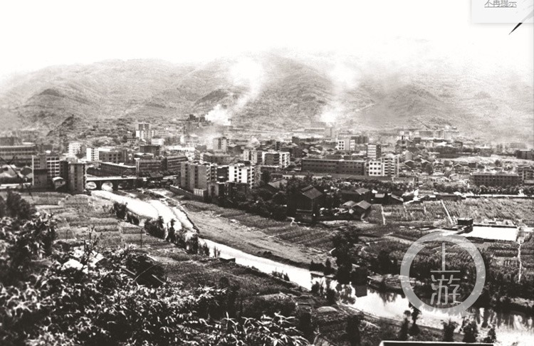 上世纪90年代的万盛市民出行都不敢穿白衬衣
