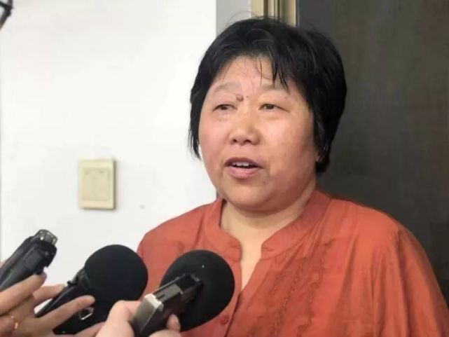 朱大婶回忆说,她上楼吃个饭,下楼去猪圈就看到,一头猪满身红印,倒在地