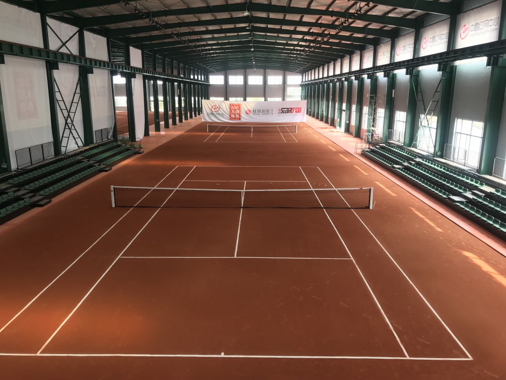 南昌-罗兰·加洛斯红土网球俱乐部全场均采用天骄体育旗下的法国网球