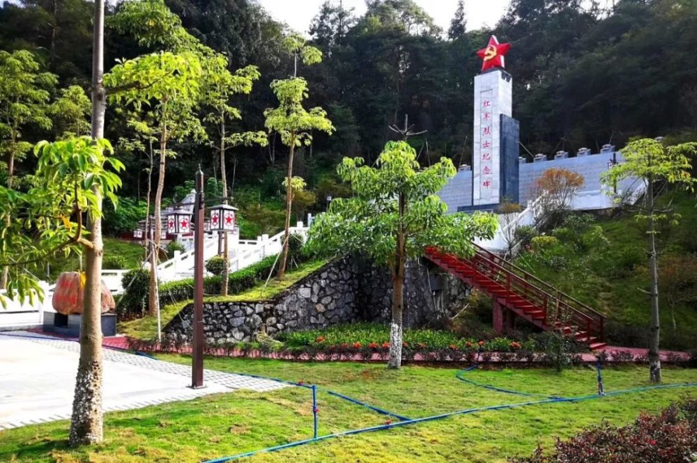 铜鼓岭革命烈士纪念园,位于城口镇南面厚坑村辖区(106国道旁)铜鼓岭