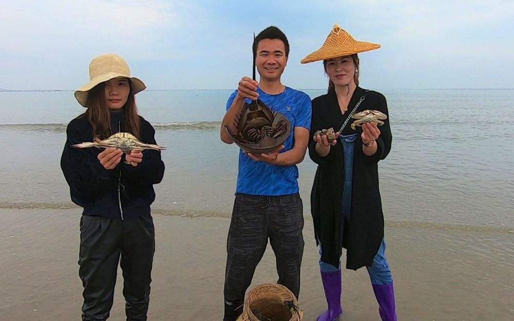 给渔人阿烽带网友赶海提个安全醒