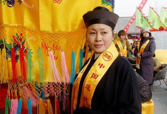 黄花姑传麻姑,麻姑传戚姑,又分一派吕祖传何仙姑,又授王重阳度孙仙姑