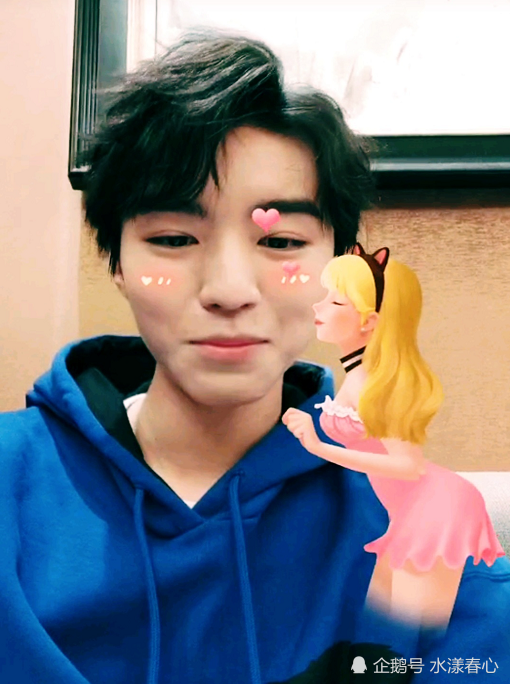 王俊凯晒自拍,有谁注意到呢个角度,网友:又一个耿直的男生