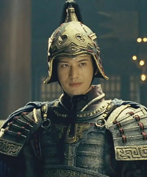 扮演的是大将军,穿上盔甲的他真有一种一夫当关万夫莫开的大将军的