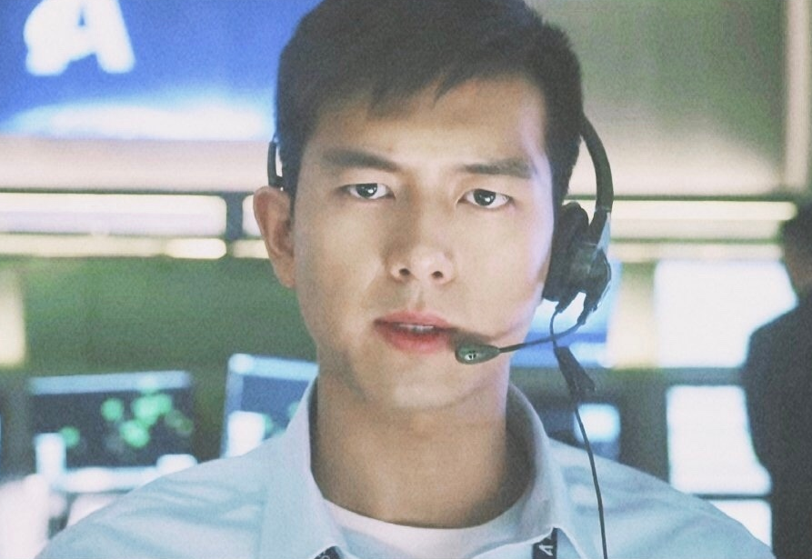 李现晒《中国机长》的角色海报,终于知道他饰演的身份了,很形象