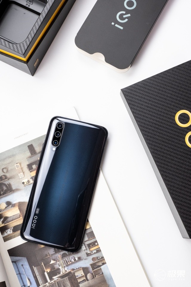 有颜有料的5G手机:设计满满科技感,流畅游戏