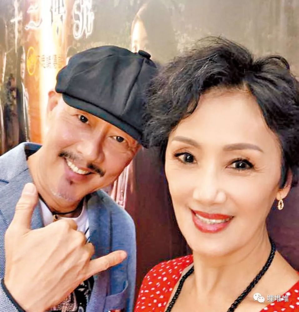 她是tvb御用妈妈,结过3次婚,年过花甲依然被老公宠成少女