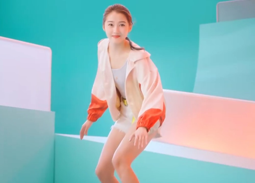 关晓彤真有才!滑板打鼓都太弱了,看到她打碟,网友:肯定没少去