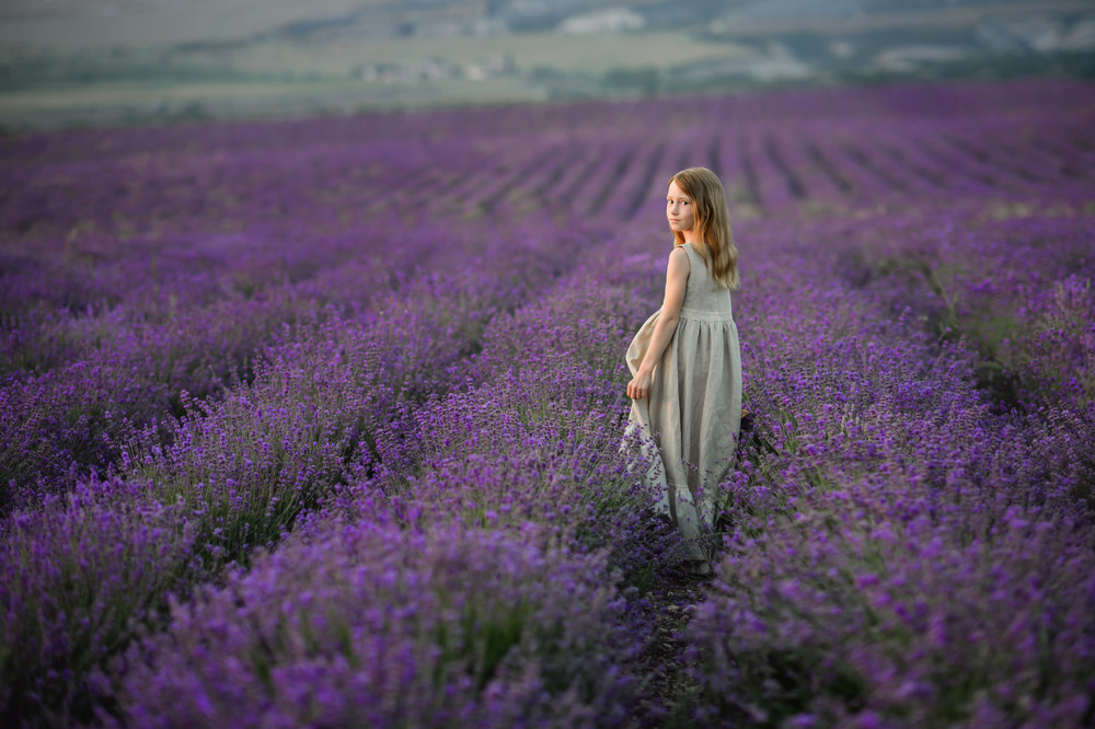 美女置身薰衣草"花海",金发碧眼颜值出众,与紫色相得益彰