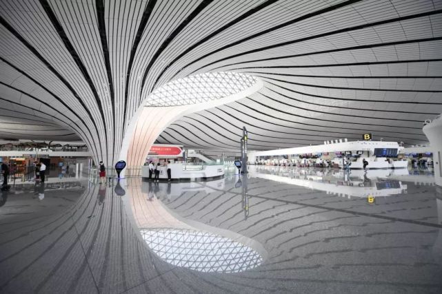 这是2019年9月4日拍摄的北京大兴国际机场航站楼内部C型柱。（新华社记者 张晨霖 摄）