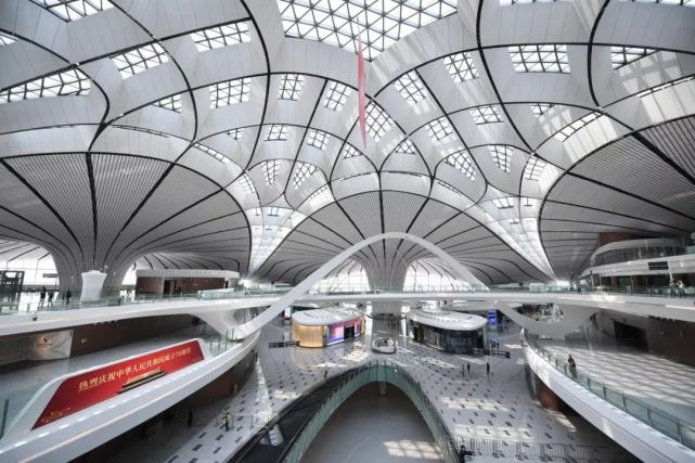 这是2019年9月4日拍摄的北京大兴国际机场航站楼内部，这里可以让旅客与家人告别。（新华社记者 张晨霖 摄）