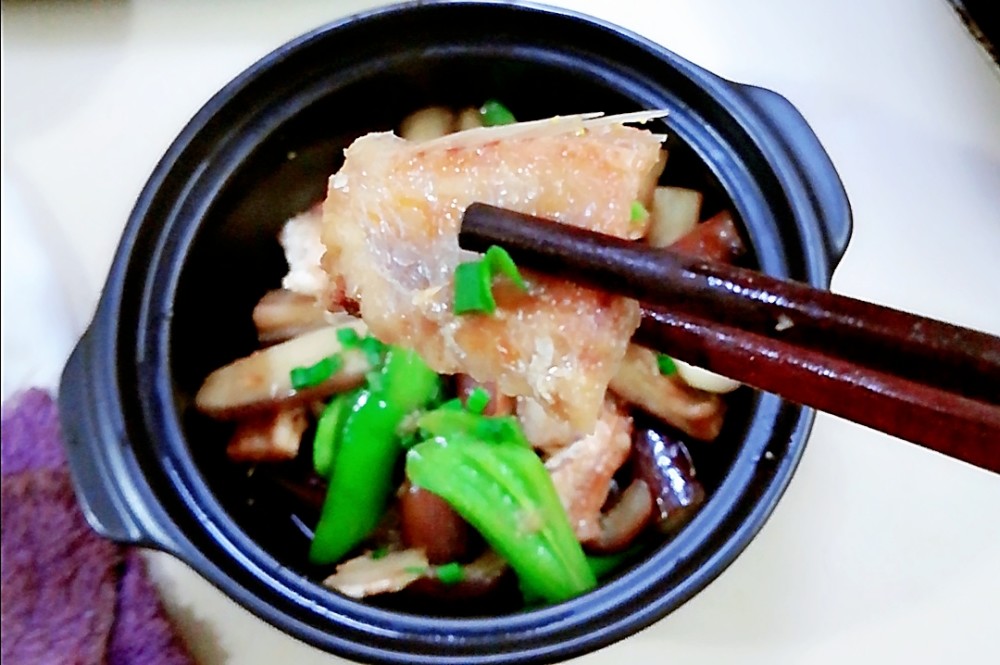 家常咸鱼茄子煲,茄子不炸,拒绝油腻,换一种做法更健康_腾讯新闻
