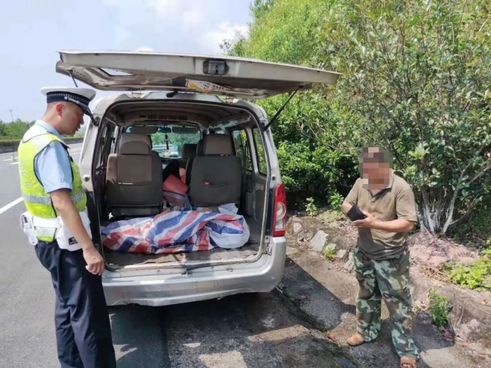 来源:龙岩高速交警五大队微发布 一线微观 弃车违停不知险 只因上路