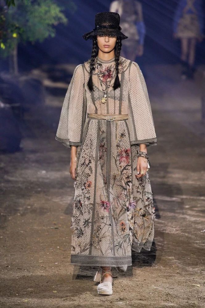 老花马鞍包还没拔草,就被巴黎时装周上新一季的dior包吸引了