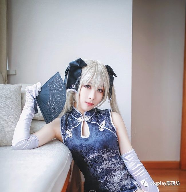 cos:穹妹黑旗袍 玩偶兔很呆萌,玫瑰花很漂亮.