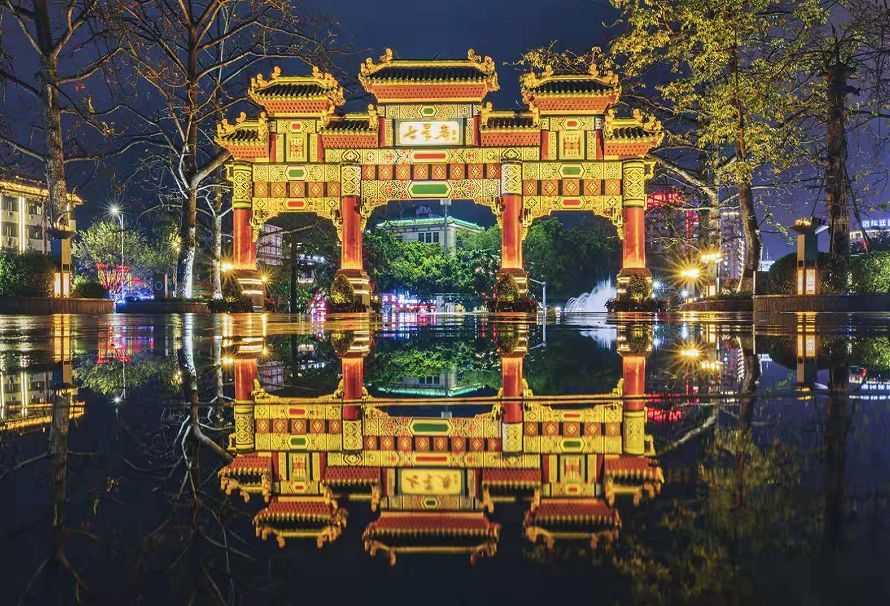 国庆假期,七星岩牌坊广场的音乐喷泉增加了白天播放的场次,白天上午10