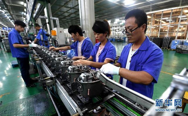 9月24日，在固安新兴产业示范区，员工在北京航天振邦精密机械有限公司的生产车间工作。