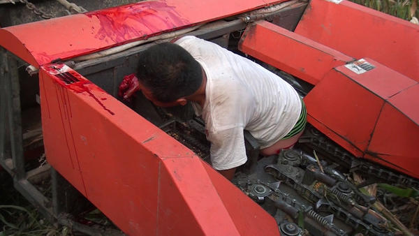 员紧急救援如今正值秋收时节,不少农民朋友会使用机械帮助玉米脱粒,但