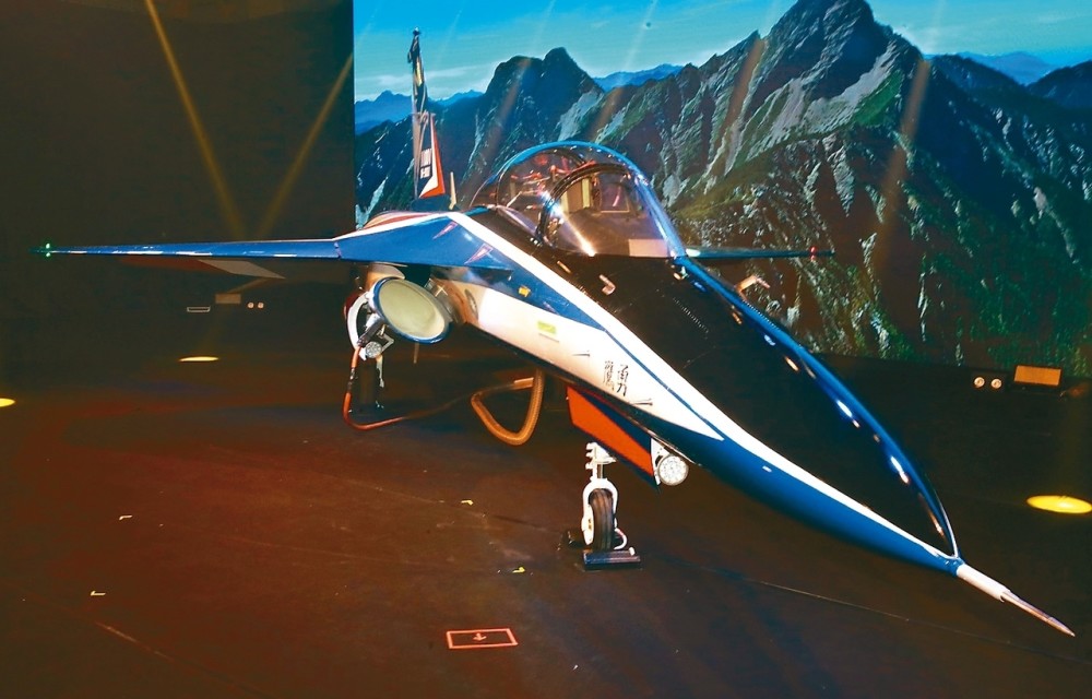 "勇鹰"新型高教机下线,30多岁3代机idf老树开新花