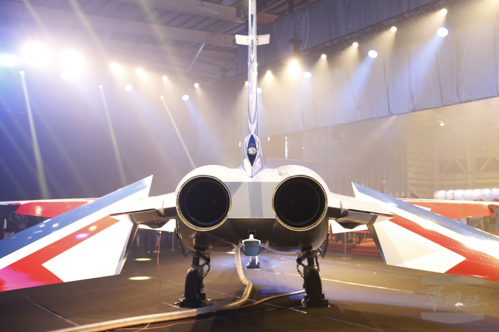 "勇鹰"新型高教机下线,30多岁3代机idf老树开新花