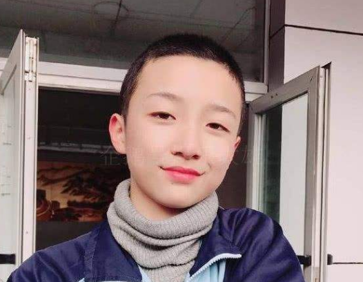 女装大佬艾比恢复性别,看到板寸头男装出镜的他后,这也太撩了!