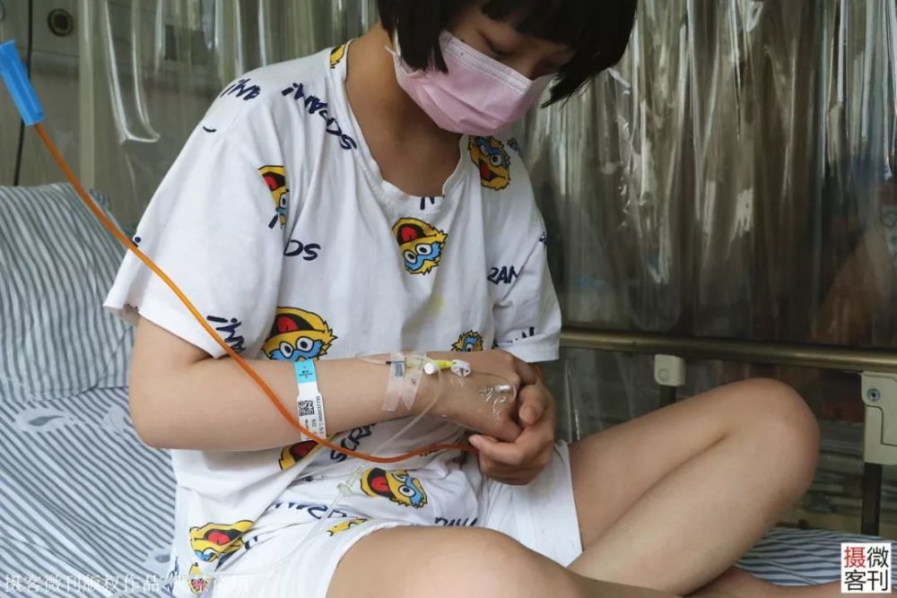 数次化疗带来的副作用让文琪脱发变成了光头,呕吐,腹痛更是家常便饭.