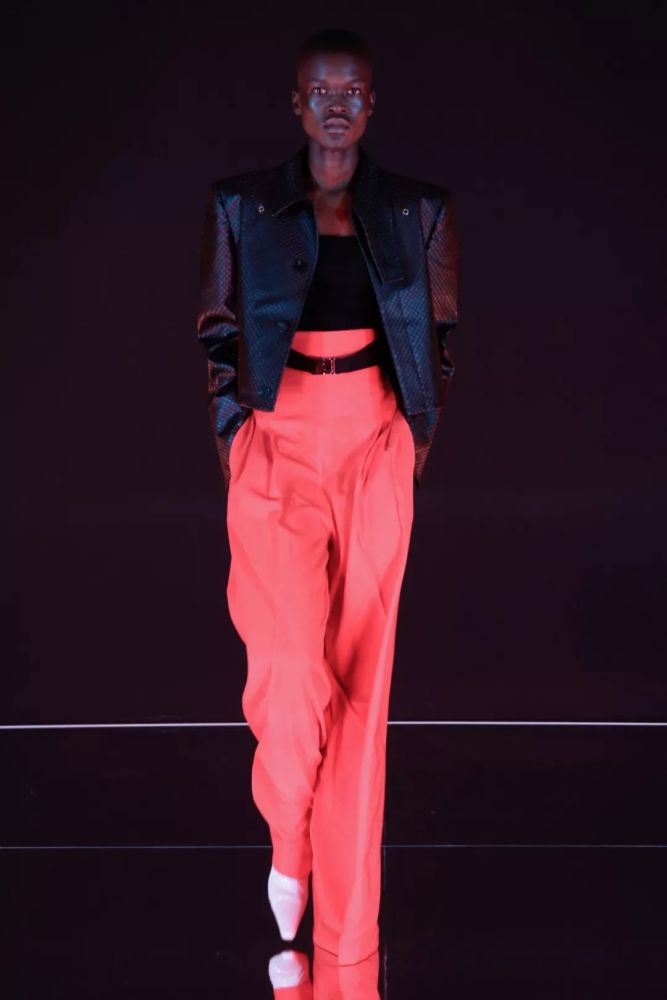 看中国设计师calvinluo如何描绘午夜巴黎