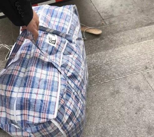 编织袋估计很多95后,00后都没有见过当时以阿根的分数可以上清北,但是