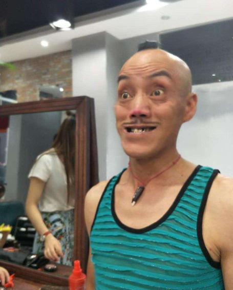 真人版光头强,靠脸吃饭赚不到钱,被解约后回老家找活没人用