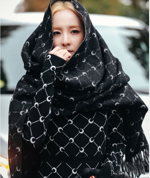 dara征战巴黎时装周,一身"祭祀装"艳压全场,造型太飒了!