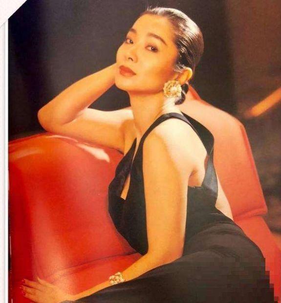 据悉,陈美凤是在好友蓝心湄的介绍下认识邱泽的,并对邱泽很是赞赏.陈